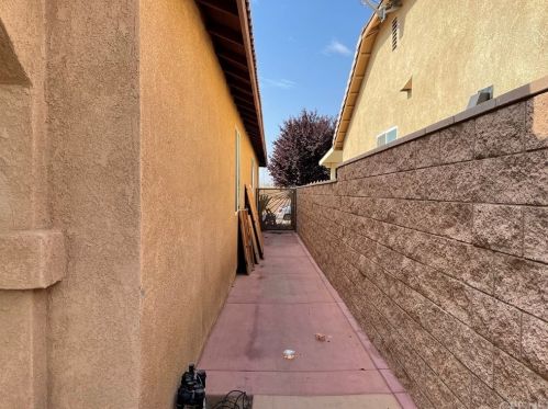 12842 Dos Palmas Rd, Victorville CA  92392-8378 exterior