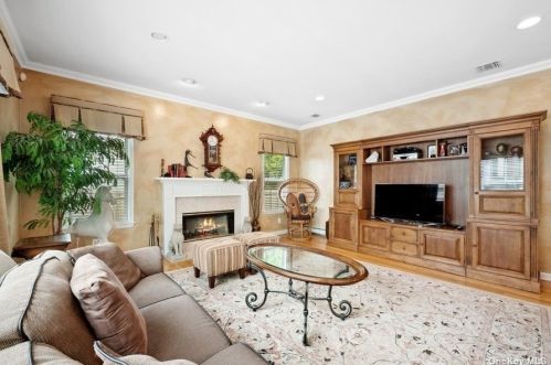 81 Stoothoff Rd, Elwood NY  11731-3917 exterior
