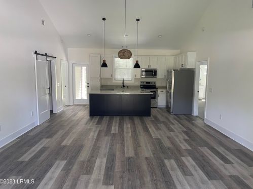 18 Avalon Dr, Beaufort, SC 29907-2663