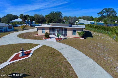 9890 Holly St, Sebastian, FL 32976-3133