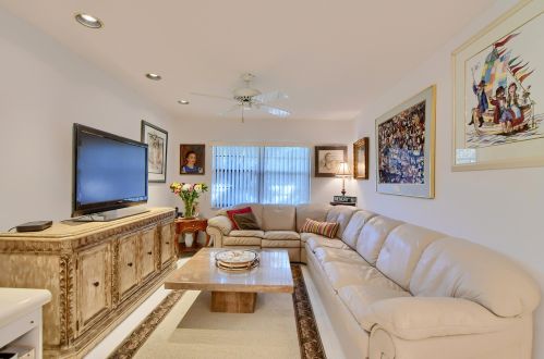 8425 Springlake Dr, Boca Raton FL  33496-4904 exterior