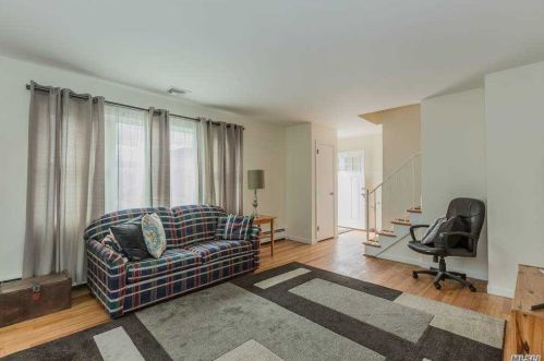 217 Inlet Dr, North Lindenhurst, NY 11757-6814