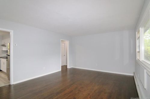 46 Cherry Hill Dr, Bridgeport, CT 06606-5820