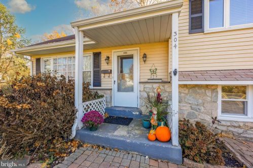 304 Central Dr, Lansdale, PA 19446-4205