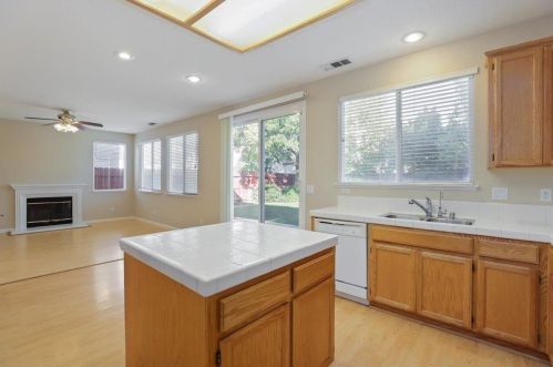 877 Shortland Way, Manteca CA  95337-8568 exterior