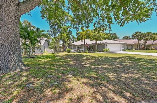 2595 River Reach Dr, Naples, FL 34104-6930
