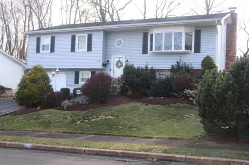 23 Rowan Dr, Garnerville, NY 10923-1308