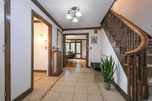 18 Montrose Rd, Scarsdale, NY 10583-1130