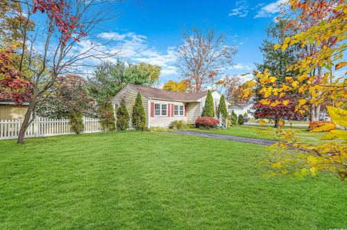 19 Lindell Ave, Lake Grove, NY 11755-3124