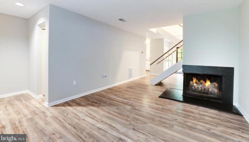 2053 Headlands Cir, Herndon VA  20191-3642 exterior