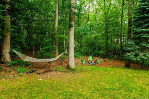 13 Bobwhite Trl, Gales Ferry CT  06335-2002 exterior