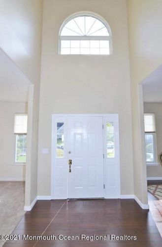 32 Crown Cir, Lakewood, NJ 08701-7386