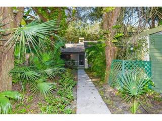 2564 Arboretum Cir, Sarasota, FL 34232-4325