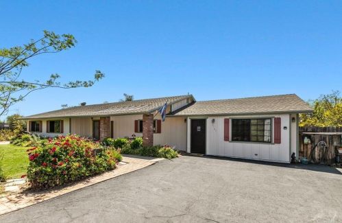 2147 Catalina Ave, Vista, CA 92084-4805