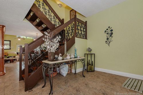 7690 Oakmont Cir, Hialeah, FL 33015-2046