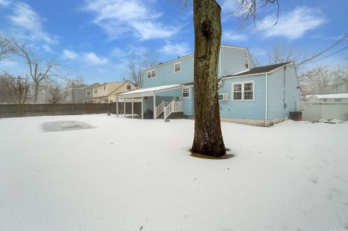 22 Ellen Pl, San Remo NY  11754-3606 exterior