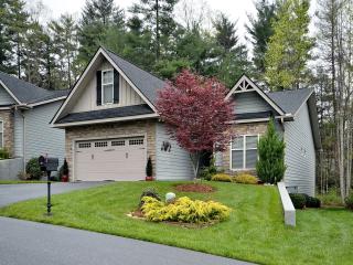 32 Walden Pond Dr, Hendersonville, NC 28791-1980