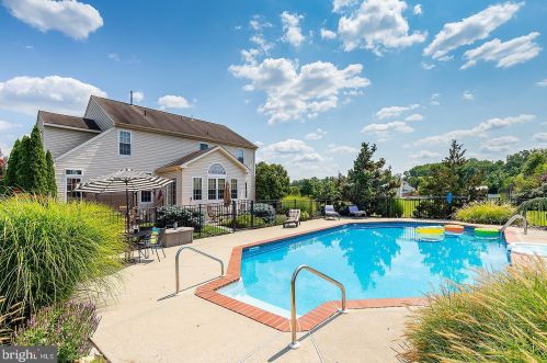 9 Kristen Ln, West Deptford, NJ 08051-1660