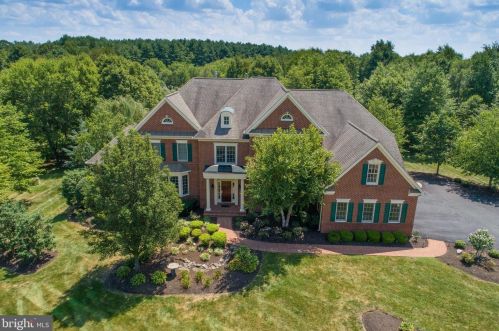 19228 Charandy Dr, Leesburg VA 20175-7215 exterior