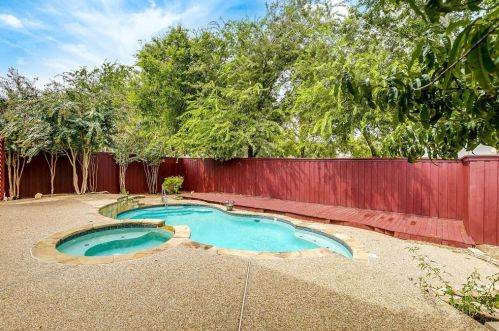 1005 Tanglewood Ln, Lewisville TX  75028-8234 exterior