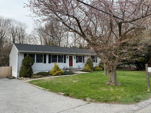 15 Pine St, Poughquag, NY 12570-5406
