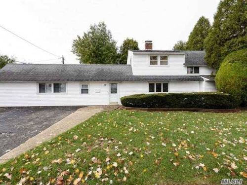 10 Land Ln, Westbury, NY 11590-6234
