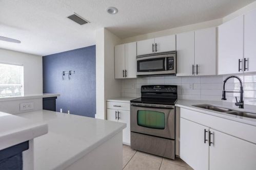 87 16th St, Saint Petersburg FL  33705-1600 exterior