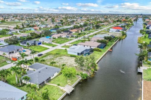 837 37th St, Cape Coral, FL 33914-7928