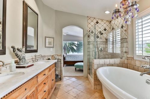 1456 Sapphire Dr, Carlsbad CA 92011-1200 exterior