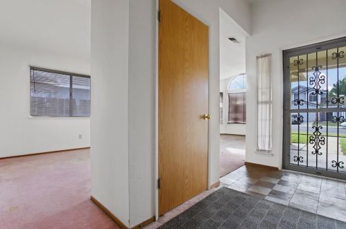 211 Gail Dr, Lathrop, CA 95330-9458
