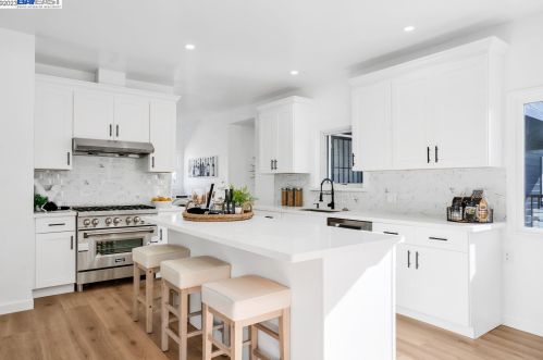 221 Cambridge Ave, San Leandro CA  94577-1825 exterior
