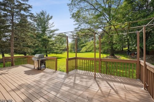 1095 Mayflower Ct, Martinsville NJ  08836-2326 exterior