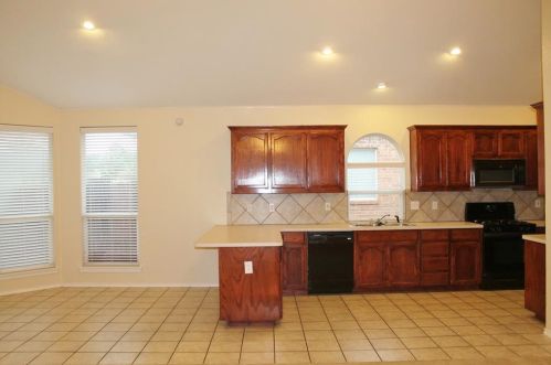 5752 Barrier Reef Dr, Fort Worth TX  76179-7548 exterior