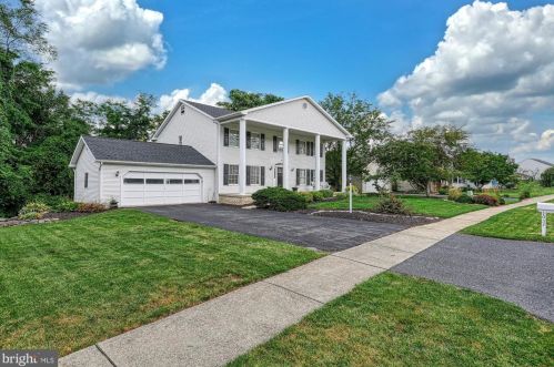 1037 Country Club Rd, Camp Hill, PA 17011-1049
