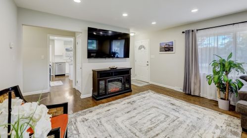 10043 Greenview Dr, Thiensville WI  53092-5749 exterior