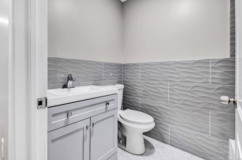 390 Marina Dr, Stratford CT  06614-2934 exterior