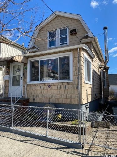 137-13 Whitelaw St, Jamaica, NY 11417-2720