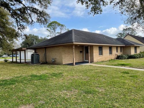 301 16th St, West Columbia, TX 77486-3205