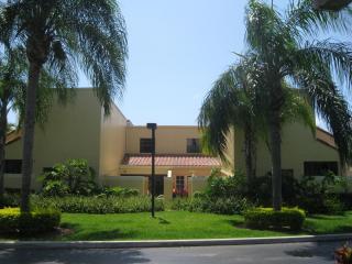 20945 Bay Ct, Miami, FL 33180-3741