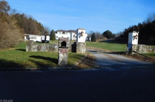 3 Arrowhead Ln, Andover, NJ 07821-2319