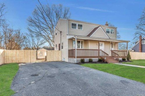 501 51st St, North Lindenhurst, NY 11757-1657