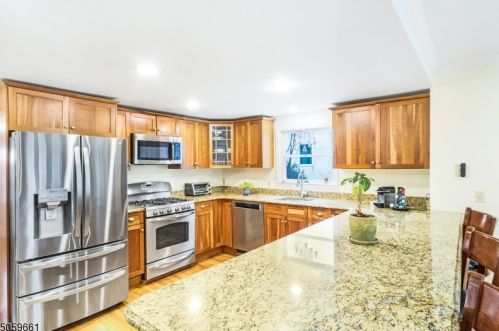 41 Essex Ave, Bernardsville NJ  07924-2235 exterior