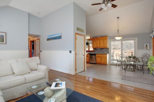 6 Poplar Dr, Mashpee MA 02649-2064 exterior