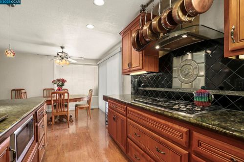 5525 Merritt Dr, Concord CA 94521-4708 exterior