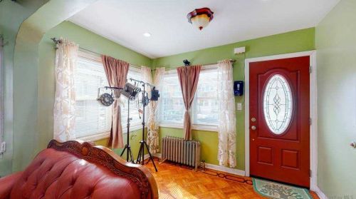 92-27 76th St, Jamaica, NY 11421-1001