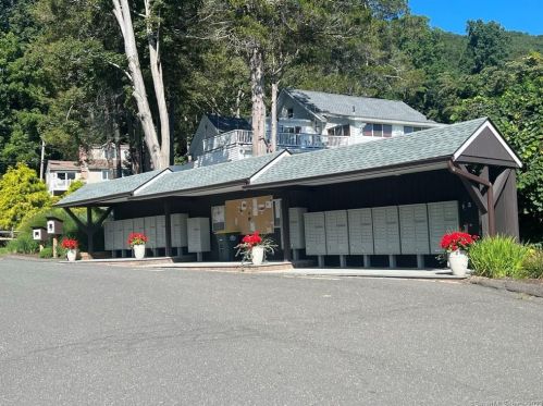 1 Bch Dr, Danbury CT  06812-3425 exterior