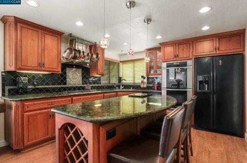 5525 Merritt Dr, Concord CA 94521-4708 exterior