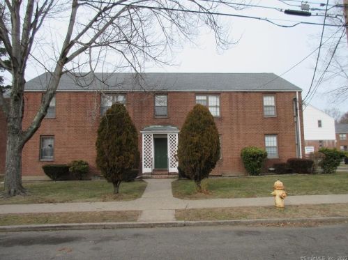 25 Nob Hill Cir, Bridgeport, CT 06610-1833