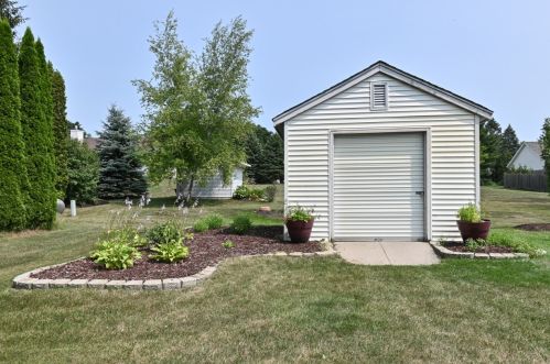 28842 Stone Ridge Ct, Waterford WI  53185-5609 exterior