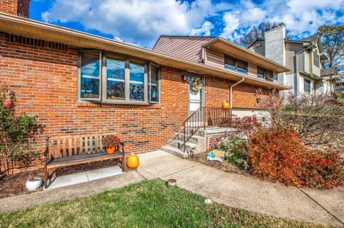 284 Oakcrest Ln, Pittsburgh, PA 15236-4208